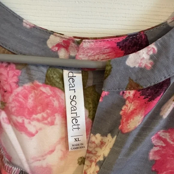 Dear Scarlett Floral Gray and Pink Top - Picture 2 of 5